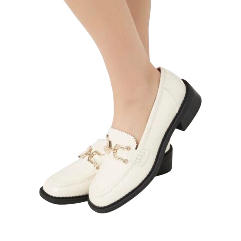 Forever 21 Y2K Cream Faux Patent Leather Chain Link Loafers Square Toe Size 8
